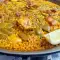 Paella mit Kaninchen- und Hähnchenfleisch