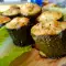 Gefüllte Zucchini mit Eier und Käse im Ofen