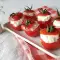 Vorspeise aus gefüllten Tomaten mit Käse