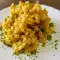 Vollkornreis mit Erbsen und frischem Knoblauch