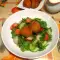 Panierte Eier auf Salat mit Knoblauchsoße