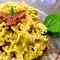 Pasta mit Pesto und getrockneten Tomaten