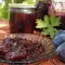 Gebackene Marmelade aus Pflaumen und Duftgeranien