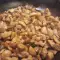 Champignons in Butter in der Pfanne