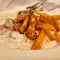 Hähnchen mit Kürbis, weißem Reis und Granatapfelsoße