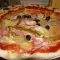Pizza mit Artischocken, Thunfisch und Schinken