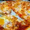 Pizza mit Hähnchen und Wachteleier