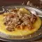 Polenta mit Hackfleisch, getrockneten Steinpilzen und Zwiebeln