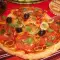 Magere Pizza mit Tomaten, Oliven und Basilikum