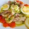 Salat mit Kartoffeln, Karotten und geräucherter Makrele