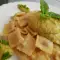 Ravioli mit Rindfleisch und Soße aus Avocado und Limette
