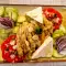Reichhaltiger Schichtsalat mit Auberginen