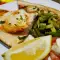 Schwertfisch mit frischem Knoblauch und grünem Spargel
