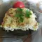 Zucchini mit Weißkäse und gelbem Käse im Ofen