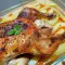 Ganzes Brathähnchen mit Kartoffeln und Karotten