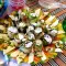 Zucchiniröllchen mit Weißkäse und gelbem Käse