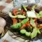 Tomatensalat mit Avocado und Pestosoße