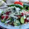 Traditioneller, bulgarischer Schopska Salat