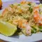 Salat mit Quinoa, gekochten Garnelen und Limetten