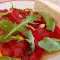 Salat aus gerösteten roten Paprika mit Rucola