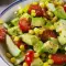 Salat mit Avocado, Tomaten und Zuckermais