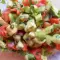 Salat mit Avocados, Tomaten und Gurken