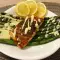Gegrillter Lachs und grüner Spargel mit Sauce Hollandaise