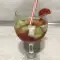 Weiße Sangria mit Erdbeeren, Melone und Honig
