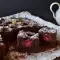 Schokoladenkuchen mit Joghurt und Kirschen