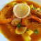 Mediterrane Suppe mit Muscheln und Garnelen