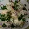 Salat mit Weißkäse, gerösteten Paprika und Joghurt