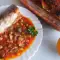 Makrelen in Tomatensoße mit Erbsen und Essiggurken