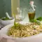 Spaghetti mit Käsesoße und Basilikum
