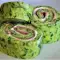 Spinatrolle mit frischem Spinat