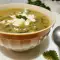 Suppe aus Brennnesseln und Bärlauch mit Schafskäse