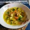 Gemüsesuppe mit Lauch und Pilzen