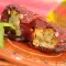 Getrocknete, rote Paprika gefüllt mit Reis und Zwiebeln