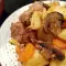 Schweinefleisch mit roten Kartoffeln und Pilzen im Güvec