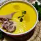 Kürbiscremesuppe mit Prosciutto und Parmesan