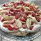 Baiser Torte Pavlova mit Erdbeeren und Bananen