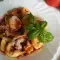 Tortellini mit Tomatensoße und Knoblauch