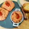 Paste aus Thunfisch, Mandeln und getrockneten Tomaten