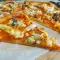 Dünne Pizza mit Mozzarella, Ricotta und Zucchini
