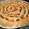 Gedrehte Focaccia mit Oliven, Tomaten und Oregano