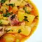 Eintopf mit Kartoffeln, Schweinefleisch und Erbsen