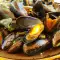 Geschmorte Miesmuscheln in Butter und Zitrone
