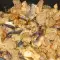 Geschmortes Schweinefleisch mit Zwiebeln und Champignons