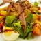 Frischer Salat mit Thunfisch, Sardellen und Spargel