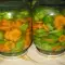 Eingelegte grüne Tomaten und Karotten