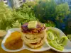 Amerikanische Pfannkuchen mit hausgemachter Aprikosenmarmelade